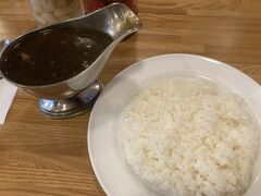 九段下から神保町まで歩き
せっかくなので共栄堂というカレーの有名店でスマトラカレーなるものを食べてきました。
小麦を使わないスパイスカレーとのことだが！
ルーが黒い。
ん？炭の味がする。宮崎地鶏の炭火焼きみたいな味。
スパイス感はあまりない。
不味くはないのだがなんか微妙。
でもお客さんはどんどん入っていきます。
常連も多そう。
ハマる人にはハマる味なのかな？

せっかく神田神保町に来たので、山道具屋など見て帰りました。

ここまでご覧いただきありがとうございました。