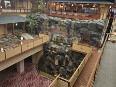 今回2連泊お世話になる賢島宝生苑さんです。
大きくて立派な旅館です。ロビーはでっかい吹き抜けになっています。