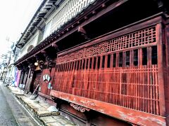 ベンガラが塗られている。かつては裕福だったのだろう。