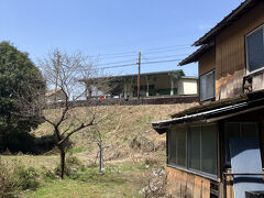 見上げると駅はあんなに高いところに。