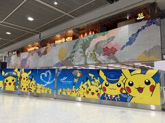 我が家の成田空港でのミッションの１つ。それは、ポケモンカードをゲットすること。近所のコンビニでは売り切れのものでも「成田空港では手に入る！」と気づいてからは、我が家の成田空港での'To Do リスト'になりました。