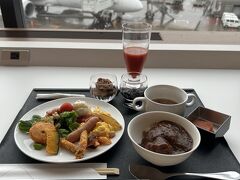 JALさんのさくらラウンジ
定番のカレーは外せません。
今回は、スープに好物の酸辣湯（サンラータン)があり、喜んで取りました。でも、後ほどそれが災いに…