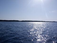 西の浜を回ってマンタが現れる、宮里海岸～仲本海岸へ向かいます

黒木船長がマンタを探して船を走らせます
宮里海岸は居ない模様…
仲本海岸まで来ると、「いた！準備して！」との声が！(^_^)/
オイラには分からない…マンタどこ？