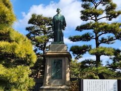 １分ほど歩くと公園入口、そこには中部幾次郎翁銅像がありました
