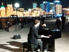 黄浦江畔の「Bin Jiang Gong Yuan」では、夜景をバックにピアノ演奏していました。
気温5度近くの寒空だったので、演奏者は手に息をかけて温めていました。