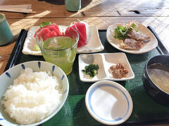 その後三崎港までもどってきて昼食です
庄和丸というお店の三崎まぐろ御膳をたべました
ごはんがたらなくてお代わりしてしまいました
あと右上に移っているマグロの竜田揚げがめちゃくちゃうまかったです