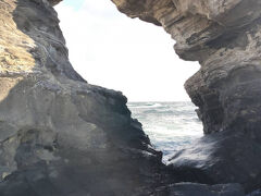 馬の背洞門までやってきました、一回奥からの波がかかりそうになりました
あぶなかった...
