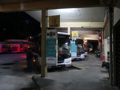 　40分ほどで市内バスターミナルMedan Kiddに到着。
