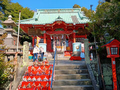 相州三浦総鎮守 海南神社に詣でます。参道の階段にはひな人形が。今日は3月1日。明後日はひな祭りです