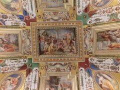 コルシーニ宮

明るい天井画がとても印象的な部屋
