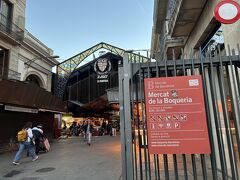 ブケリア市場はフルーツ屋さんなど朝も一部営業しているお店があるようでした。