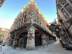 素敵な建物が見えてきたら音楽堂でした。
こちらはガウディではなく同世代の建築家モンタネールの作品。
内部が素敵だそうですが、チケットは買っておらず。