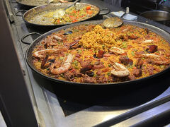 ホテル近くのカタルーニャ広場でメトロを降りて、ランチにしました。
カタルーニャ広場に面しているデパート、EL CORTE INGLESの9階にあるフードコートへ。
 パエリアには行列ができていましたが、並びました。