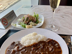 遅めのお昼ごはんをいただきます。はちべえトマトのハッシュドビーフ。