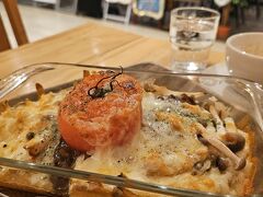 メッツァビレッジのフードホールにある「農家が作る tomateria GOTO」で夜ごはん♪♪

トマトが丸ごと乗った「森のきのこドリア」はチーズがたっぷり。
くり抜いたトマトの中にもチーズがイン、とても美味しかったです。