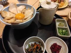 旧友とも会えて、近況を報告しあった後、栄に戻ります。ラシックの中のお店で夕食を食べました。
名古屋コーチンを使った料理や手羽先など名古屋らしいメニュー。私が注文したのは鶏丼で、出汁をかけてひつまぶしみたいにして食べるものでした。