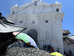 市場の中を歩いて5分ほどでサント　トマス教会に到着。