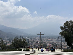 12時過ぎにアンティグアの町に入る前に狭い道でも走れる小型バスに乗り換えます。
十字架の丘にやってきたのは12時20分。