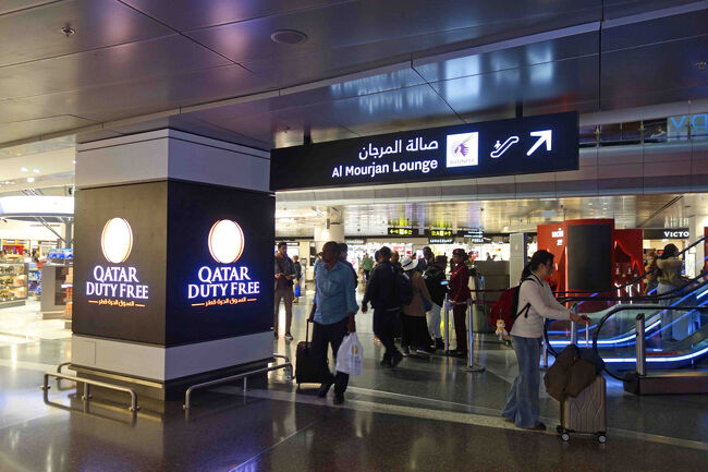 同じワンワールドですし乗り継ぎ便はカタール航空ですので、カタール航空のラウンジが使えるのかと思いましたが、<br />しっかりと断られ「オマエはこっちだ」と案内されたのは、