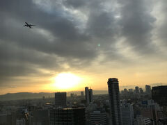 ホテルの窓からの眺め。朝 7時半。
コンパクトなシングルルームでしたが快適でした。
空と太陽と飛行機がドラマチックで素敵だわー。