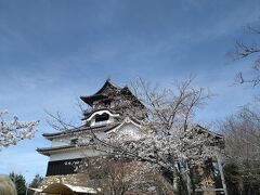 アトラクション待つように並ぶ。
まあ、陽が出てるし予報より温かかった。