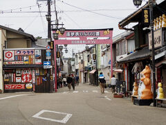 豊川稲荷の表参道
土曜日なのに閉まっているお店が多い、何故？


