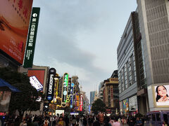 夜になってきても人通りすごい。
日本の銀座みたいな感じ？大都市だな。