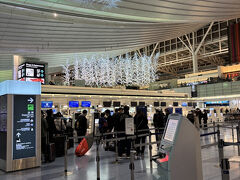 21:19 羽田空港第３ターミナル着
夜の羽田空港は結構混んでいます
ソウルまでの便はアシアナ航空
片道で購入
