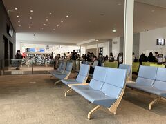 仕事を13：30までして、そのまま新千歳空港へ。
ド平日の夕方なので結構空いていました。
今回もオンラインチェックインができなかったのでカウンターへ。
釜山行きは人も少なく、カウンターもスムーズでした！