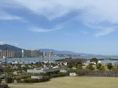 びわ湖浜大津駅に着いたら、
まず琵琶湖を見なくっちゃ。