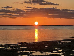 宿でのんびりしたら、夕飯前に夕陽を見に行きます

穏やかな海で水平線には雲がないので綺麗なオレンジロードが出来ています