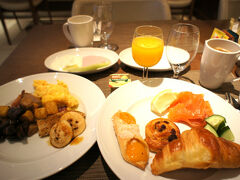 6時半過ぎにホテルの朝ごはんへ。一番のり♪
鮭もいたし、オランダのたこ抜きたこ焼きもあったし、豪華な朝ごはんです。わ～い

サクっとごはんを食べたら建物散歩へ行かなくちゃ♪