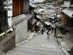 ぶらぶら歩いてホテルに戻ります。
三年坂もがらがら。