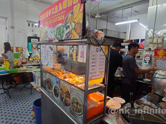 夕食は「Restoran Chong Yang」へ。
地元の人で混んでいるお店を探しながら歩いたら、ここが一番にぎわっていた。
