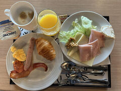 チェックインの時にマリオットのプラチナ特典で、朝食かポイントが選べるということだったので朝食を選択しました。
久しぶりの生野菜。チョリソーがおいしかったです。チーズも何種類かあっておいしかった。明日はハムとチーズのサンドイッチにしようと思いました。