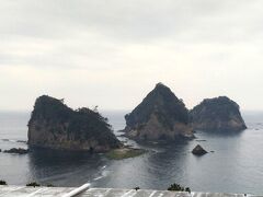 この日一番の干潮の時間だったので、トンボロを見に行ってみました。
昨日よりだいぶ引いてた。海も穏やか。
陸地が現れるまでは引かなかった。