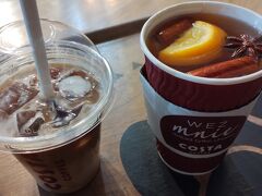 ワルシャワで5時間近くのトランジットでしたので、一旦外出て、コスタで横になってました。
トイレもすぐ近くの2階ソファ席のコスタ便利！