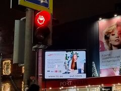 パルヌ到着。
街を少しぶらつき。
ここの歩行者信号だけ、赤はサンタさんになってます！