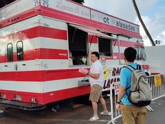 今日はココヘッド登山に挑戦。早起きして、レナーズのマラサダを購入。カパフルの本店は常に、長蛇の列なんですが、こちらのフードトラックは大丈夫か？というぐらい、ガラガラです。ココマリーナセンターの敷地内にあります。