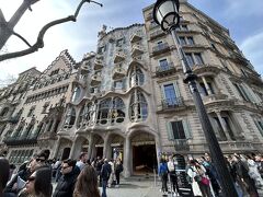 11時ごろホテルを出て、カサバトリョへ。
昨日、オープン前に行った時に中も見てみたいと思い、予約しました。
今日の午前中の早い時間より、お昼ごろの方がチケットが安かったので12時の予約にしました。
チケットも屋上にも行けるものと、行けないもの、特典が付くものなど何種類かあったのですが、屋上には行けるシルバーチケットにしました。それが、38EUR。
すごい人だかりができていました。
予約時間とチケット種類によって並ぶレーンがあったので並んで待ちました。