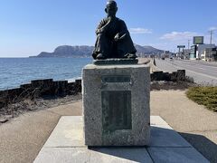 石川啄木の像がありましたので写真撮っていきます。