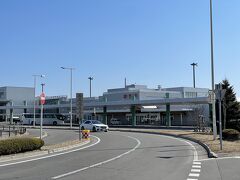 ソフトクリームのカロリーを消費するために函館空港まで歩いて来ました。
