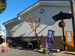 到着したのは泉橋酒造。神奈川県にある13の酒蔵の中ではかなり有名かな。自社の田んぼで酒米を作っているという一貫生産の蔵