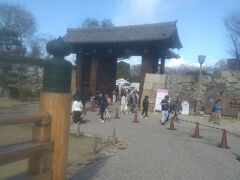 　本館の目玉である姫路城に行くために大手門(桜門)から入りました。
　大手門は昔は三重の城門から構成されており、城内では最も格調高く厳重な門でありました。現在の大手門はは昭和１３(1938)年に完成したもので、位置や大きさは江戸時代のものとは全然違っています。
　姫路城が楽しみになりました!