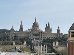 カタルーニャ美術館が見えました。素敵な建物。
地下の方にもレストランが何件が入っているフードコートのようなところもあったのですがなんとなくピンと来ず。