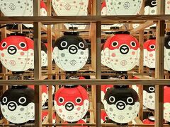 広島から約１時間で新下関駅に到着～。
新幹線構内のふぐのオブジェでしばし写真タイム。

最初の予定では、ここから下関へ移動し、下関から門司港まで徒歩で行くはずだったんですが（人道トンネルで県境を越えたかった）あいにく今日はこれから雨の予報。
キャリーを持って移動しなければならないことを考えると、歩いていくのはちょっとしんどいかなあ・・・ということで急遽下関は素通りして門司港まで電車で行って駅の周りを観光するだけのプランに変更。

新下関から在来線で下関へ移動し、そこから門司港を目指します。
ちなみに本州から九州に入るところはずっとトンネルでした。残念。