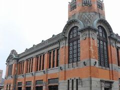 こちらは旧大阪商船。
大正時代に建てられた大阪商船門司支店を修復している建物だそうです。
当時、門司港からは一ヶ月の間に台湾、中国、インド、欧州へ60隻もの客船が出航していたとか。

一階はお土産屋さんとかギャラリーになっていました。