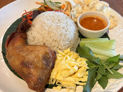 ランチはカフェ バトゥジンバー
サヌールの老舗、
外国人も多いオシャレで感じのよいインドネシア料理店。

nasi udak（ナシ ウドゥック）
ココナッツミルクで炊いたご飯の周りにあれこれおかずがのったもの。
日本語堪能の友人曰く、家庭でよく食べられている料理だそうです。

食器がジェンガラケラミックなのもいいのです。

