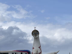太陽の塔と大阪モノレール
＜新幹線で来阪する場合＞
地下鉄御堂筋
『新大阪』駅→『千里中央』
大阪モノレール
『千里中央』→『万博記念公園』
＜飛行機で来阪する場合＞
大阪モノレール
『大阪伊丹空港』→『万博記念公園』
乗り物も楽しい。