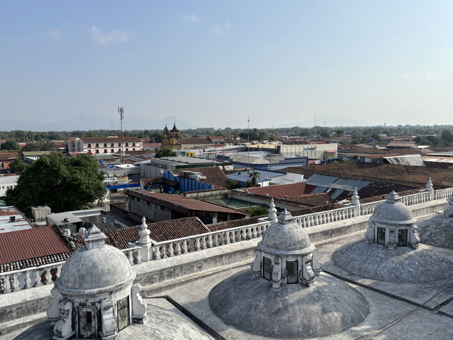 下の方の屋根とレオンの街並み。